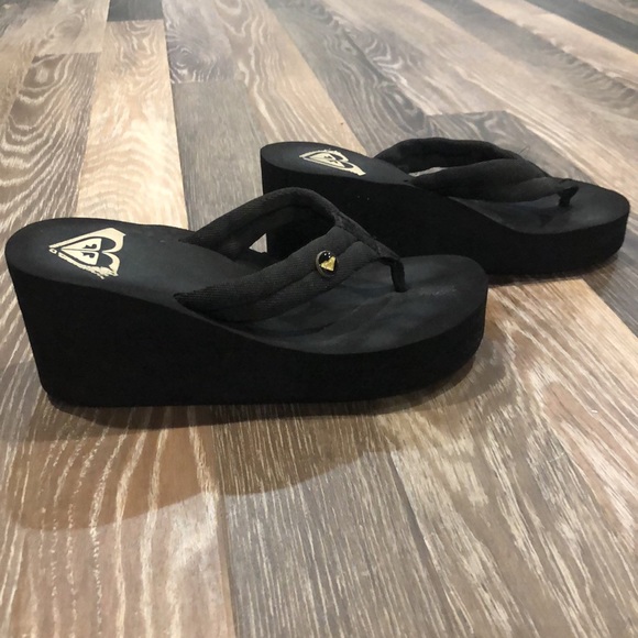 Women’s Roxy heeled black flip flops. Size 5.5. - Picture 2 of 5